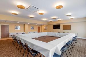 uma grande sala de conferências com uma mesa longa e cadeiras em Best Western Plus Ocean City em Ocean City