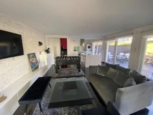 Maison détente équipée d un grand sauna في Gingsheim: غرفة معيشة بها أريكة وطاولة