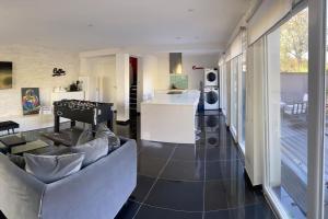 Maison détente équipée d un grand sauna في Gingsheim: غرفة معيشة بها أريكة وطاولة