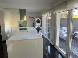 Maison détente équipée d un grand sauna في Gingsheim: مطبخ مع كونتر أبيض قمة وغرفة