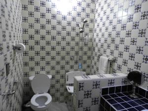 ein Bad mit einem WC und schwarzen und weißen Fliesen in der Unterkunft Casa Vida Bella in Chapala