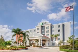 ein Hotel mit amerikanischer Flagge in der Unterkunft Holiday Inn Express Hotel & Suites Port St. Lucie West, an IHG Hotel in Port Saint Lucie
