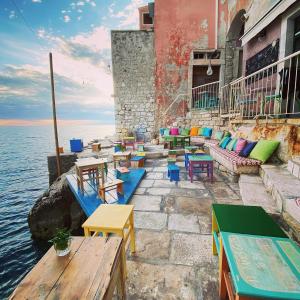 ロヴィニにあるApartment Mediterraneoの水辺のパティオ(テーブル、椅子付)