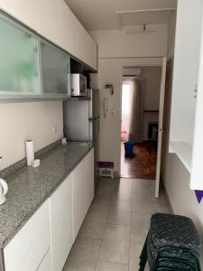 cocina con armarios blancos y encimera en Barrancas de Belgrano en Buenos Aires