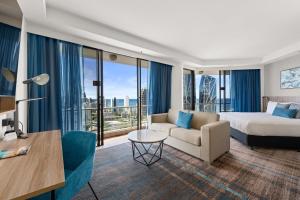 Habitación de hotel con cama y sofá en Crowne Plaza Surfers Paradise, an IHG Hotel en Gold Coast