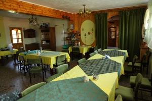 un restaurante con mesas y sillas amarillas y azules en Agropensjonat Stręgielek, en Stręgielek