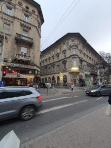 ブダペストにあるCasa Wesselenyi - Cosy Apartments in the city centerの車道の下り道の建物