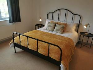 um quarto com uma cama grande e duas mesas de cabeceira em Twyngaer, a spacious 3 bedroom bungalow sleeps 6 em Knighton