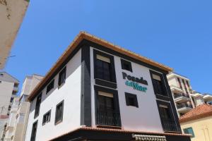 un bâtiment avec un panneau sur son côté dans l'établissement 201 I Posada del Mar I Encantador hostel en la playa de Gandia, à Los Mártires