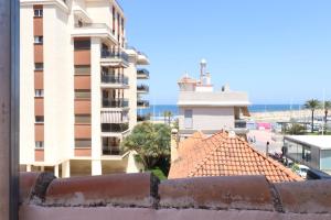 uma vista para a praia a partir de um edifício em 201 I Posada del Mar I Encantador hostel en la playa de Gandia em Los Mártires