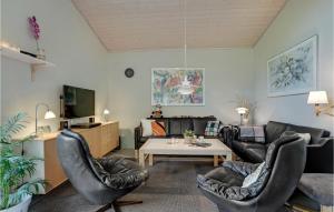 uma sala de estar com cadeiras de couro preto e uma mesa em Lovely Home In Spttrup With Sauna em Spottrup