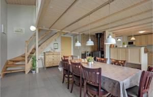 uma cozinha e sala de jantar com mesa e cadeiras em Lovely Home In Spttrup With Sauna em Spottrup