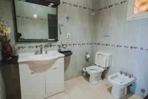 a bathroom with a sink and a toilet at Cabañas Riberas del Paraná in Puerto Iguazú