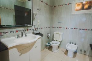 a bathroom with a sink and a toilet at Cabañas Riberas del Paraná in Puerto Iguazú