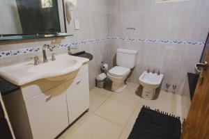 a bathroom with a sink and a toilet at Cabañas Riberas del Paraná in Puerto Iguazú