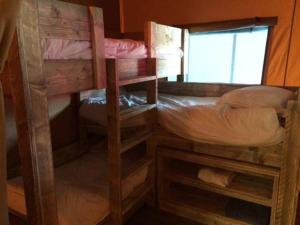 Camping de la Bonnette emeletes ágyai egy szobában