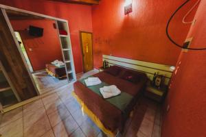 a room with a couch in a room with red walls at Cabañas Riberas del Paraná in Puerto Iguazú
