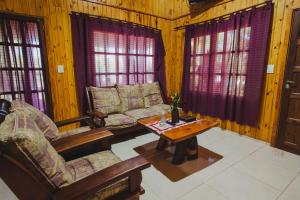 a living room with a couch and a table at Cabañas Riberas del Paraná in Puerto Iguazú