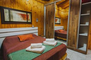 a bedroom with a bed with towels on it at Cabañas Riberas del Paraná in Puerto Iguazú