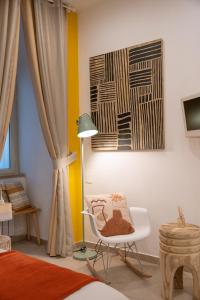 - une chambre avec un lit, une chaise et une lampe dans l'établissement Santalucia 36, à Naples