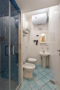 La salle de bains est pourvue de toilettes, d'un lavabo et d'une douche. dans l'établissement Santalucia 36, à Naples