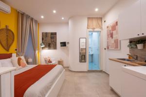 Il comprend une chambre avec un lit et une cuisine avec un évier. dans l'établissement Santalucia 36, à Naples