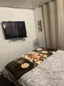 1 dormitorio con 1 cama y TV de pantalla plana en Appartement nice, en Niza