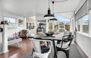 cocina y comedor con mesa y sillas en Beautiful Home In Otterup With Kitchen en Otterup