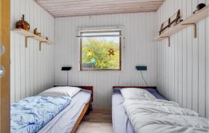 Postel nebo postele na pokoji v ubytování 3 Bedroom Pet Friendly Home In Blokhus