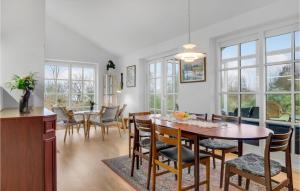 comedor y sala de estar con mesa y sillas en Lovely Home In lsted With Kitchen, en Ølsted