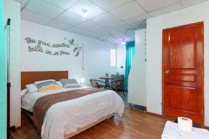- une chambre avec un lit et un panneau mural dans l'établissement Magic Cusco Suites, à Cusco
