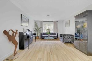 Resort Style 4 bedroom House with Pool Minutes from Strip