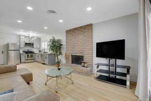 Resort Style 4 bedroom House with Pool Minutes from Strip