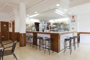 Lounge alebo bar v ubytovaní Hotel Olympia Ronda I