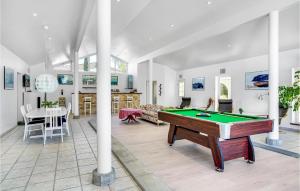 - un salon avec un billard dans l'établissement Cozy Home In Holbk With Wifi, à Holbæk