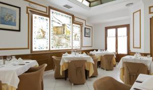 Reštaurácia alebo iné gastronomické zariadenie v ubytovaní Hotel Olympia Ronda I