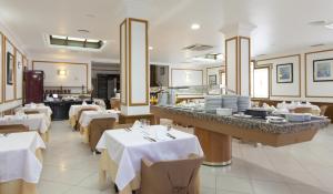 Reštaurácia alebo iné gastronomické zariadenie v ubytovaní Hotel Olympia Ronda I