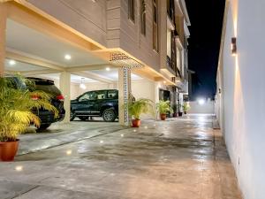 un garage avec une voiture garée à l'intérieur d'un bâtiment dans l'établissement ALEXANDRIA COURT, à Lekki