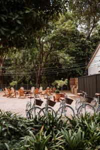 un grupo de bicicletas estacionadas en un patio en The Lodge Jamberoo, en Jamberoo