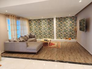 伊瓜蘇港的住宿－El Olimpo，客厅配有沙发和桌子