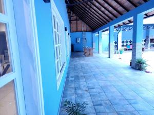 un couloir vide d'un bâtiment avec un mur bleu dans l'établissement El Olimpo, à Puerto Iguazú