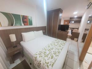 1 dormitorio con 1 cama y sala de estar en Nobile Suítes Monumental Brasília By Rei dos Flats, en Brasilia