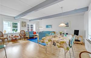 4 Bedroom Stunning Home In Tnder في توندر: غرفة طعام وغرفة معيشة مع طاولة وكراسي