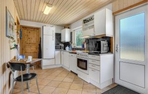 Kuchyň nebo kuchyňský kout v ubytování Nice Home In Dannemare With Wifi And 3 Bedrooms