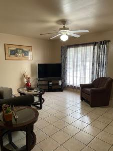 Χώρος καθιστικού στο LARGER PIECE OF HEAVEN near Lackland Air Force Base