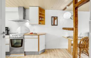 Køkken eller tekøkken på Awesome Apartment In Bandholm With Kitchen