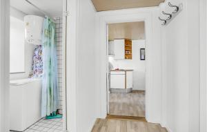 Et badeværelse på Awesome Apartment In Bandholm With Kitchen