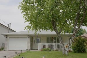 uma casa com uma árvore na frente em IKONSTAY Harmony Private Room Toronto em Toronto