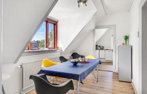 een eetkamer met een blauwe tafel en stoelen bij Pet Friendly Apartment In Otterup With Kitchen in Otterup