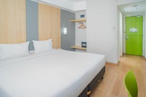 Letto o letti in una camera di Hotel Citradream Bintaro
